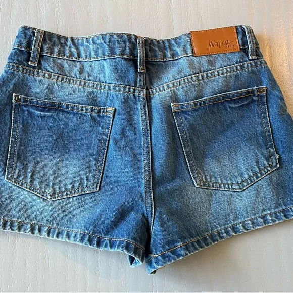 NWT Nasty Gal Cheeky Denim Shorts Mid Wash Size 6 - Picture 4 of 9